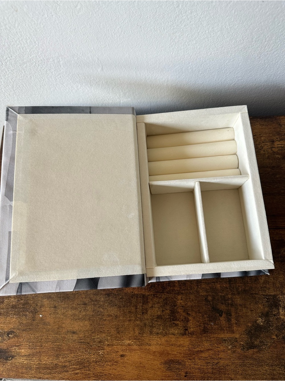 Vogue Art Jewelry Box Black & White Book Shaped Multi Compartment Storage NWT - Picture 4 of 5